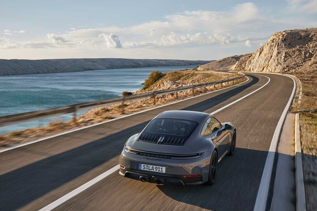 découvrez les secrets de la conduite des voitures porsche : techniques, conseils et astuces pour maîtriser la puissance et l'élégance de ces véhicules d'exception. apprenez à optimiser votre expérience de conduite et à tirer le meilleur parti de chaque virage.