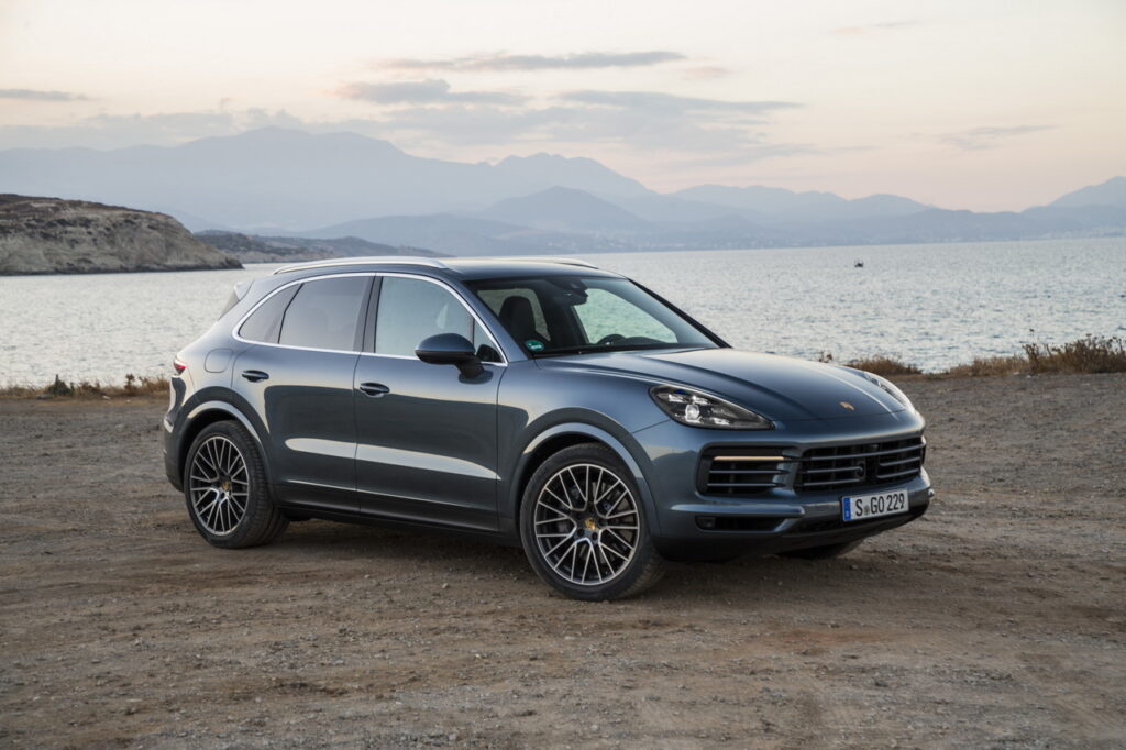 découvrez le porsche cayenne, le suv sous-estimé qui allie performance, confort et luxe. explorez ses caractéristiques impressionnantes et son design élégant qui font de ce véhicule un choix idéal pour les passionnés d'automobile et les familles exigeantes.